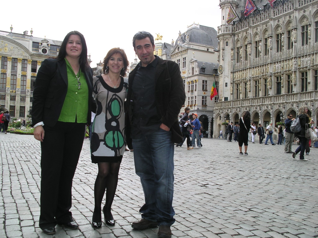 Noelia, Izaskun y Unai en la Grande Place de Bruselas