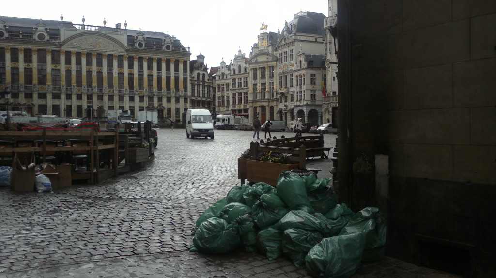 La Grand Place de Bruselas un día cualquiera a las ocho de la mañana. Aqui el sistema de recogida es el "puerta a puerta"