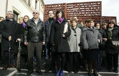 Los familiares de Inaxio uria en el homenaje que tributamos en el Parlamento vasco al empresario asesinado por ETA