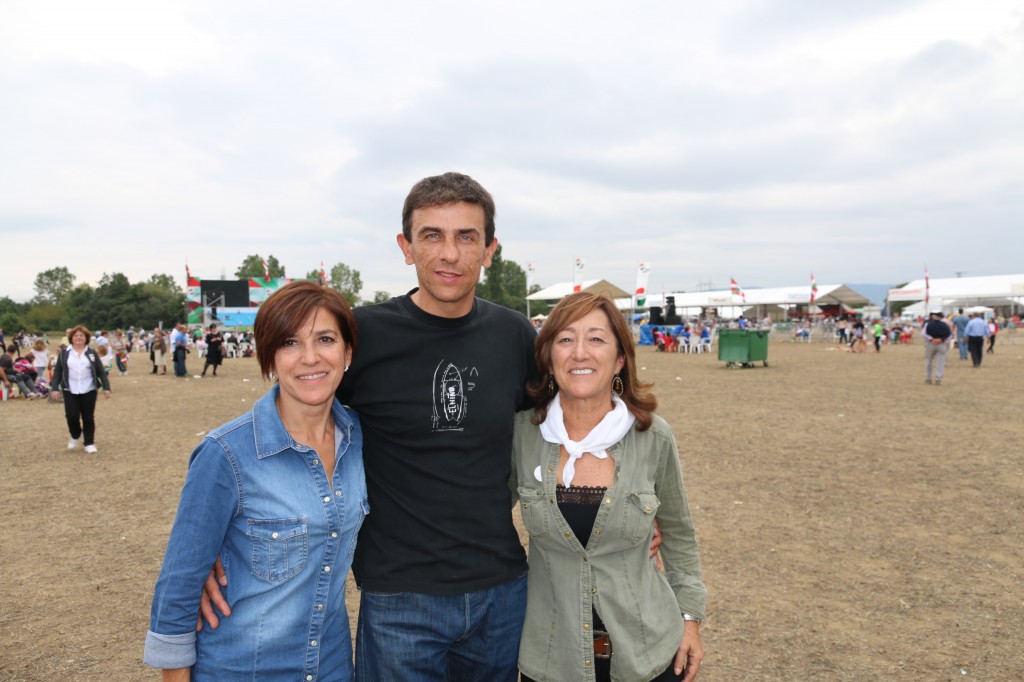 Con Pili García Olano y Pedro Moreta el hombre volador de Maeztu, en las campas de Foronda.