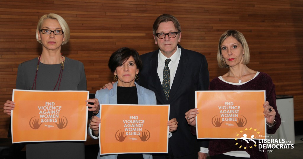 Con Guy Verhofstadt, Angélica Milnar y Beatriz Becerra en el día internacional para la desaparición de la violencia contra las mujeres.