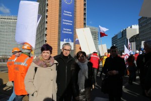 Con Ramón Jauregi y Eider Gardiazabal junto a la Comisión Europea esta mañana en Bruselas. 