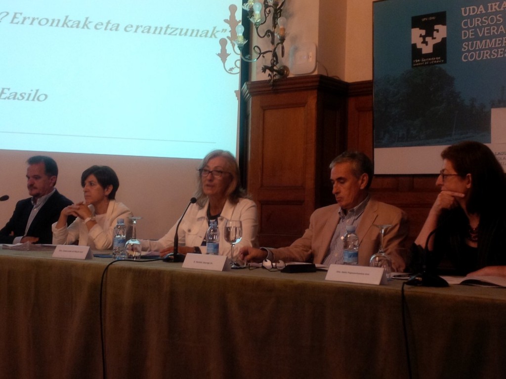 Carlos Iturgaiz, Izaskun Bilbao Barandica, Inmaculada de Miguel, coordinadora del debate, Ramón Jauregui y Maite Pagazaurtundua en el curso de verano sobre refugiados. 